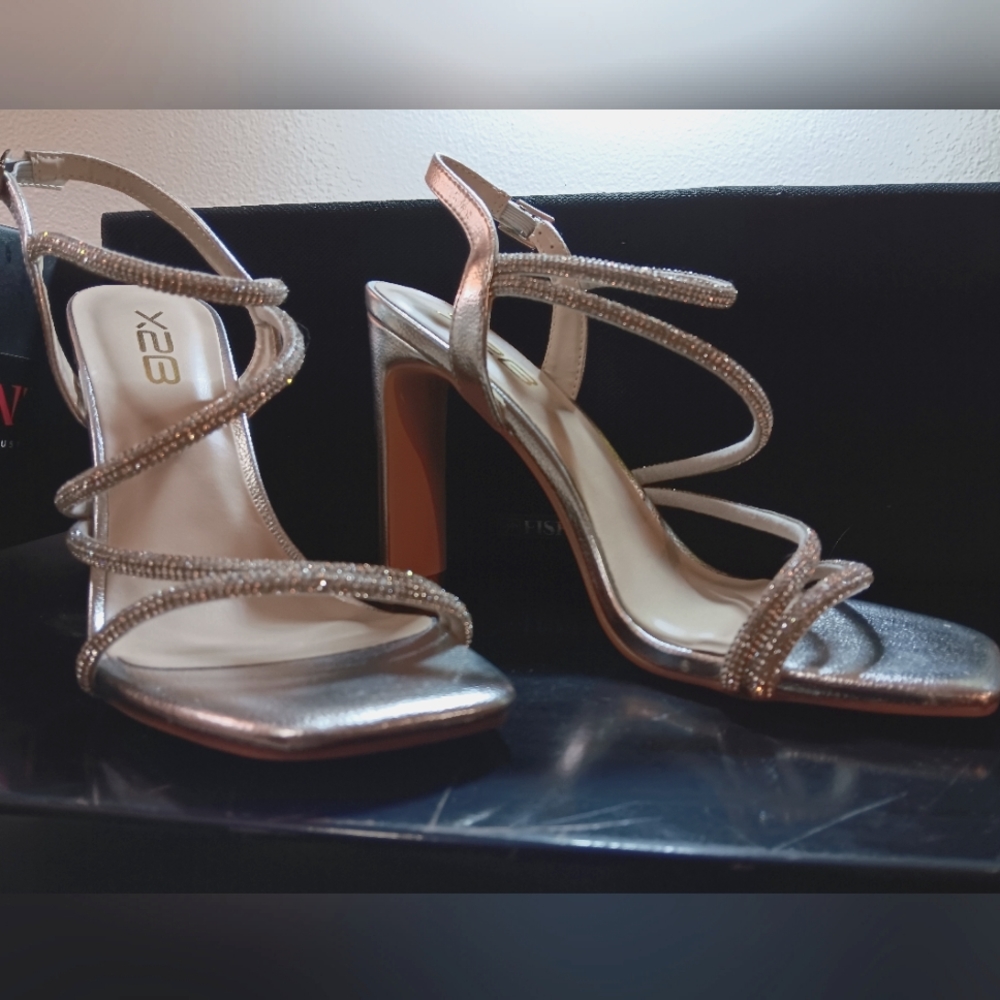 X2b size8 dress shoe silver diamond accent